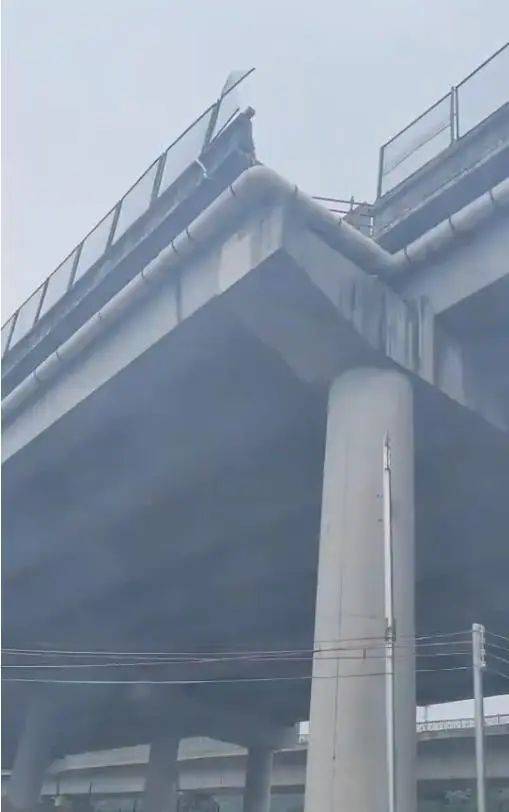 广东虎门通报小车坠桥致5人死亡：有关部门正进行专业调查